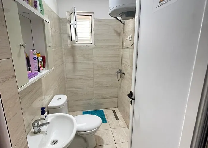 5 Qerret Albania * Golem